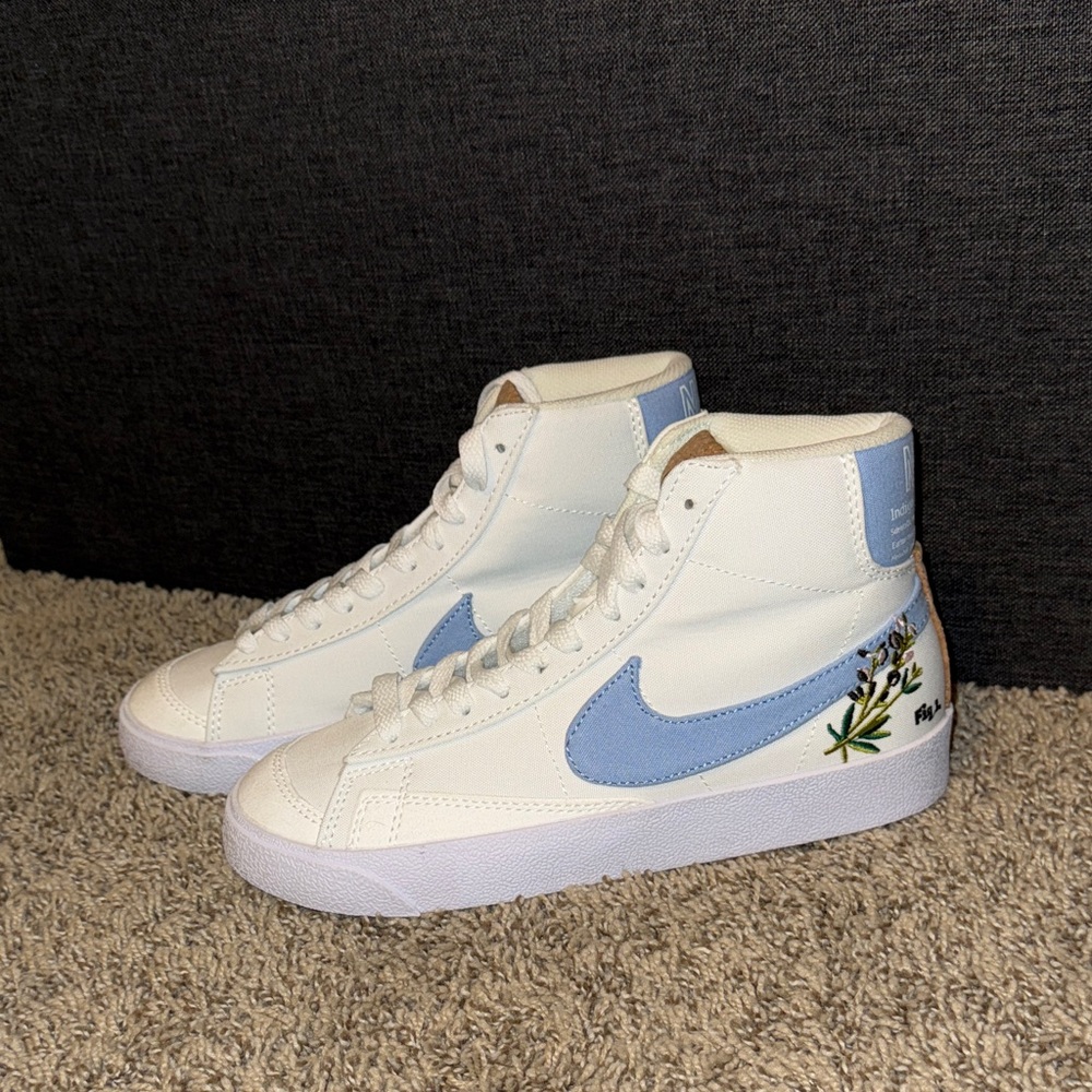 Like new Nike Blazer Mid 77 White Indigo (GS) women’s size 7 sneakers shoes